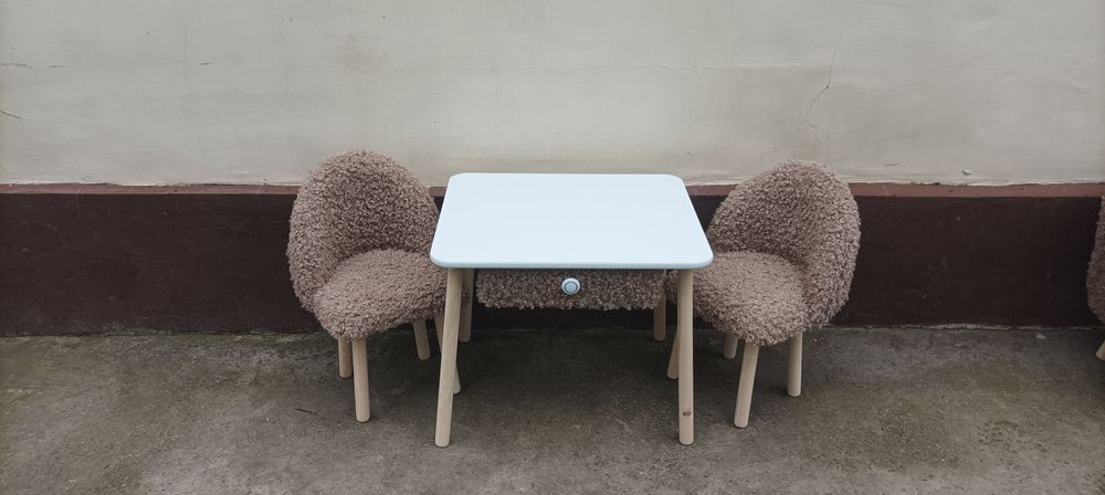 Комплект детской мебели. Стол и 2 стула