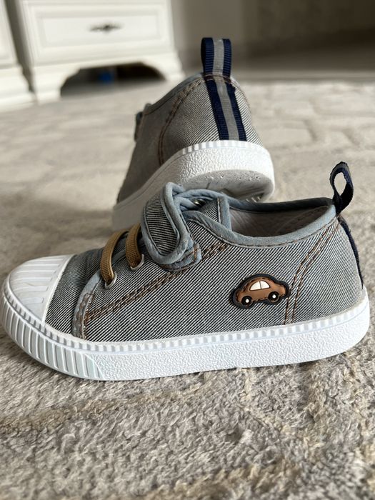 Кроссовки для мальчика 2000тг.