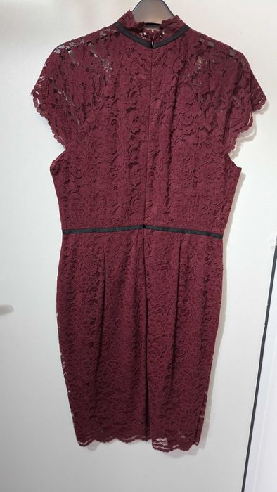 Myleene Klass бордо дантелена рокля с контрастни кантове