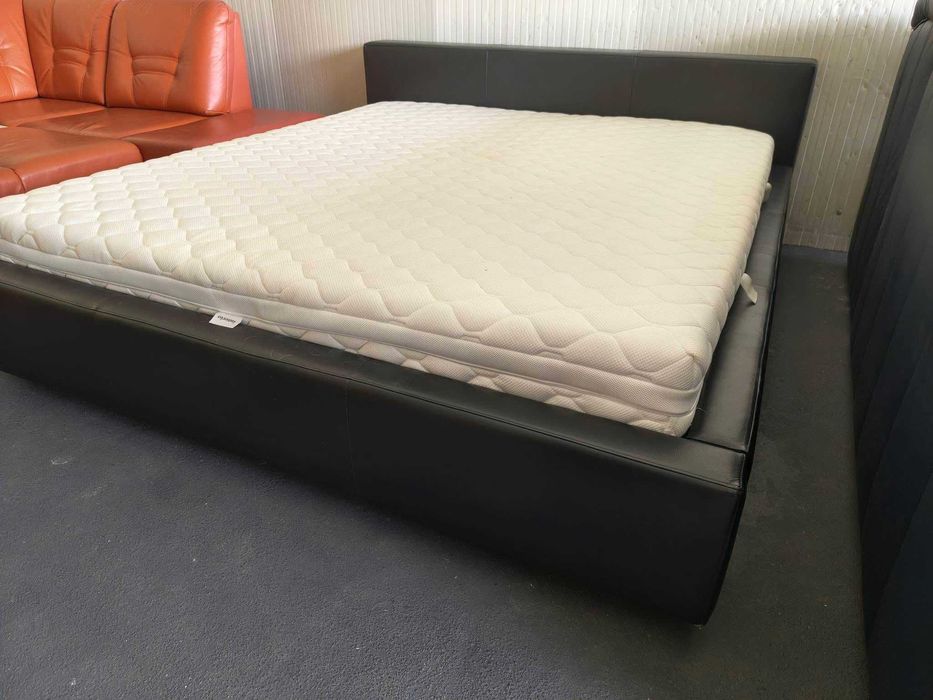 Pat matrimonial tapițat cu piele