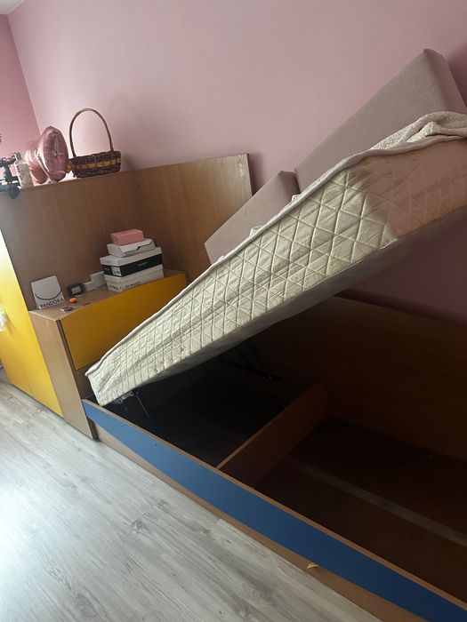 Двуетажно детско легло с матраци и гардероб