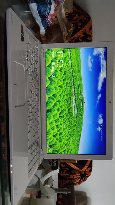 Laptop Toshiba alb
