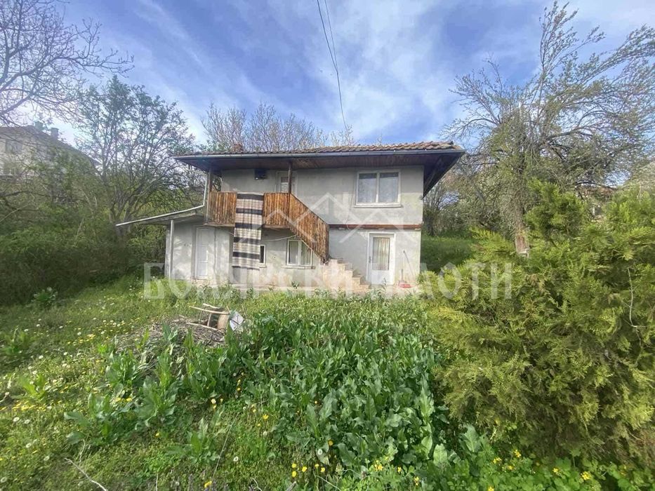 Къща с двор в село Леденик