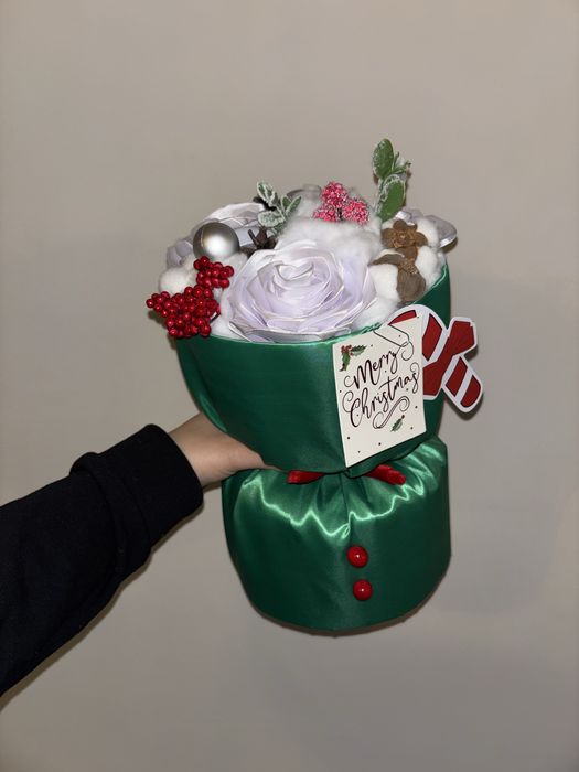 Ръчно изработени коледни букети със сатенени рози