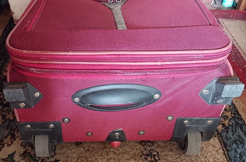 Чемодан на колесах продаю