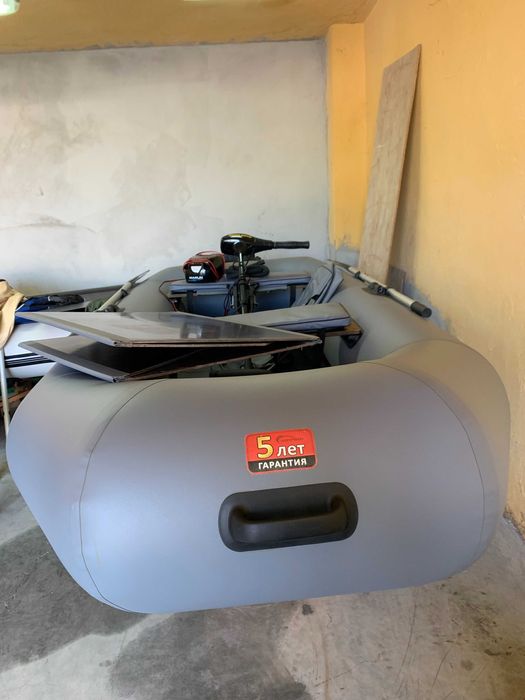 Надуваема лодка с ел. двигател