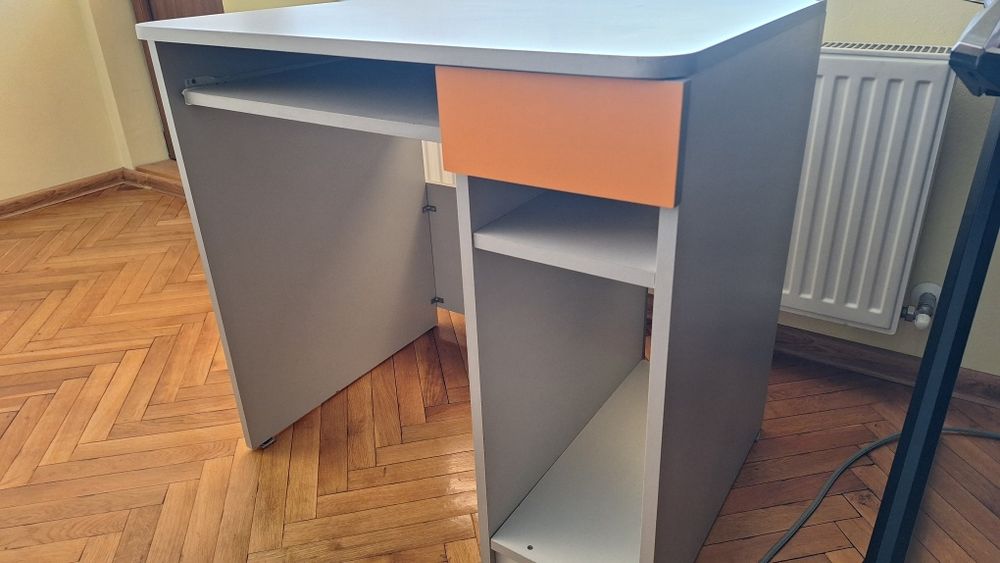 Продавам компютърно (ученическо) бюро