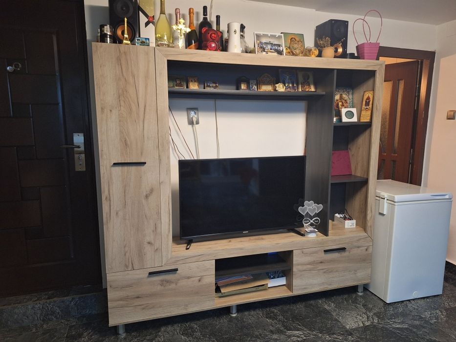 Vand bibliotecă  stare bună.