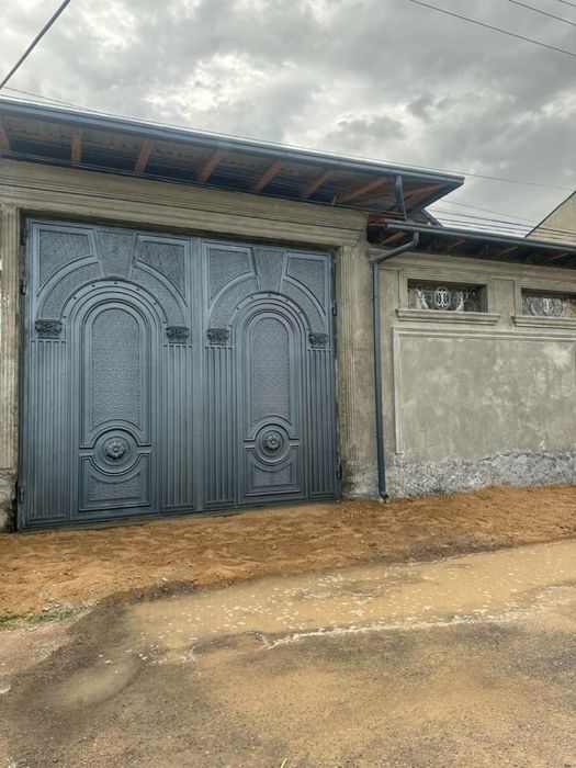 Зангиота туманида 8,5 сотик каропка уй сотилади. Нархи келишилади.