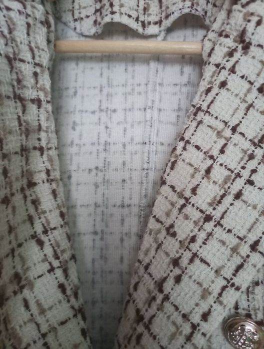 Дамско сако в бежов цвят