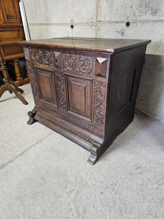 Уникален ретро шкаф/ракла с дърворезба