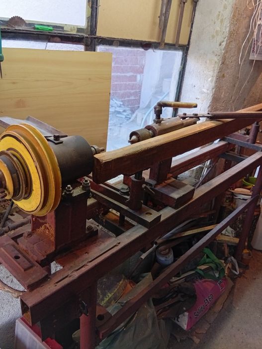 Струг за изработка на дървени крака за маси,спални-дръжки от дърво