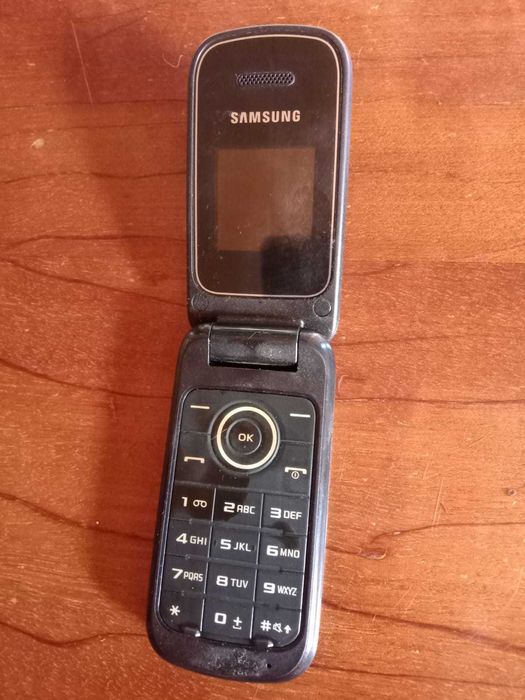 Продам кнопочный сотовый телефон Samsung (Самсунг)