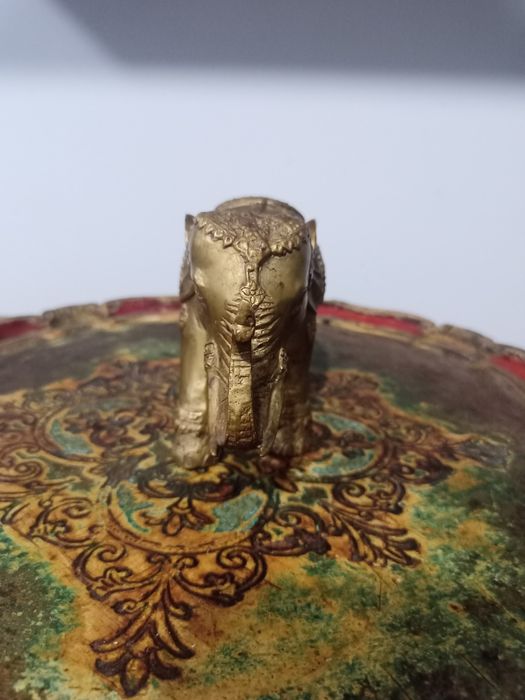 Масивна Месингова Статуетка „Церемониален Слон“ – 1 кг Късмет и Стил