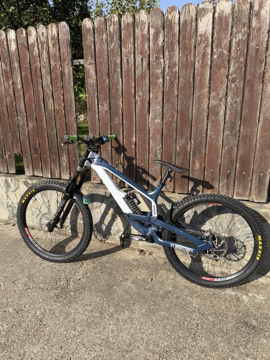 Bicicleta downhill YT TUES