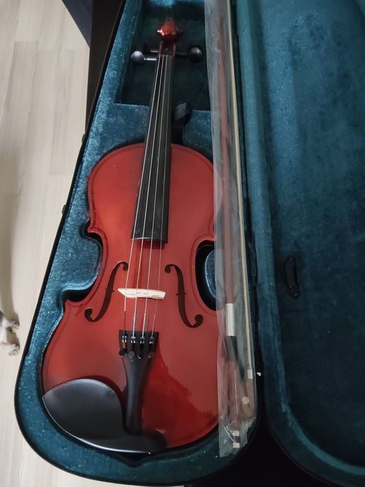 Vioara in stare foarte buna, fara zgarieturi sau alte defecte