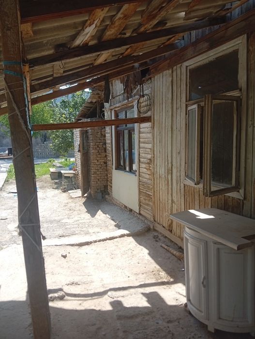 3xona uy sotiladi xamma narsasi bor suv svet gaz