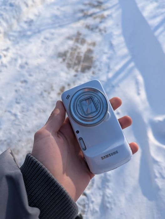 Samsung s4 zoom.