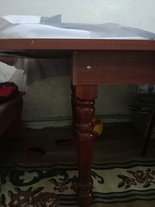 Стол, стулья для гостей