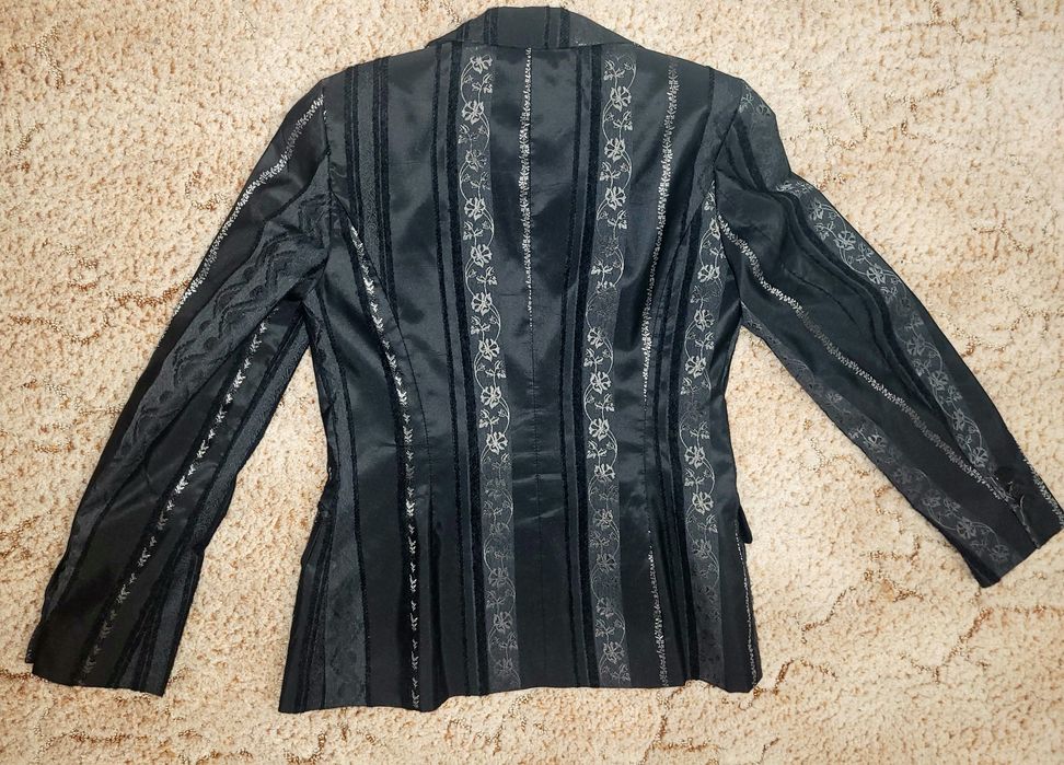 Vând costum elegant