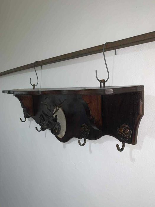 Cuier vanatoersc cu bust de cerb si 4 agatatori din bronz