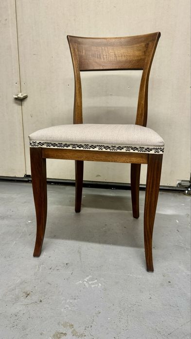 Scaun din lemn de teak tapitate.