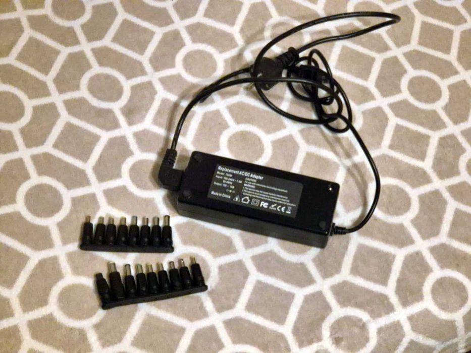 Incarcator / alimentator universal 12V + accesorii