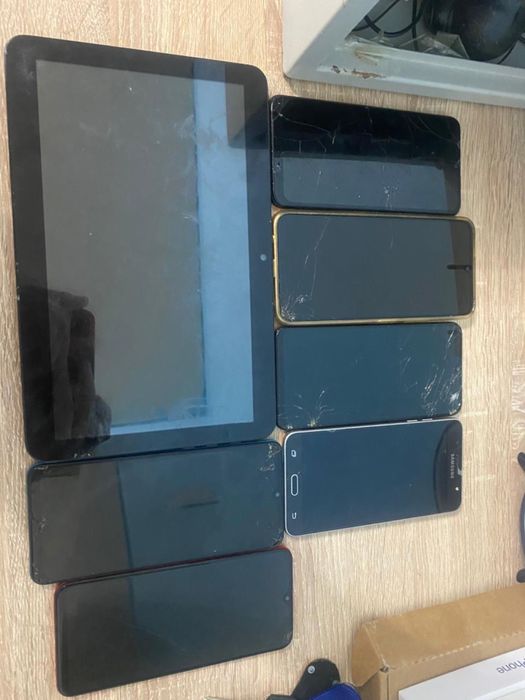 Продам телефоны и планшет на запчасти