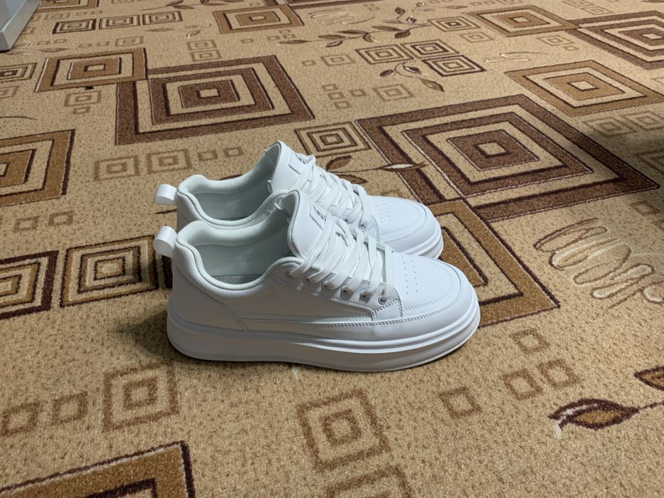 Продам белые кеды