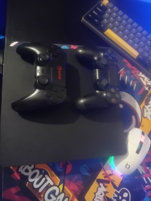 PS 4 în stare buna plus 2 manete