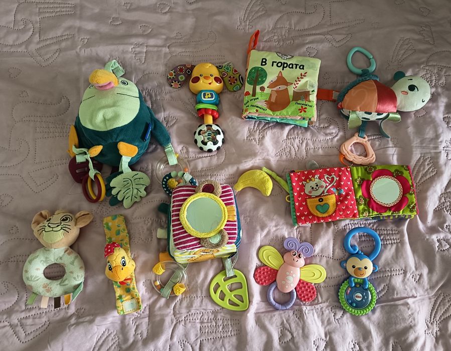 Лот дрънкалки + 2 меки книжки