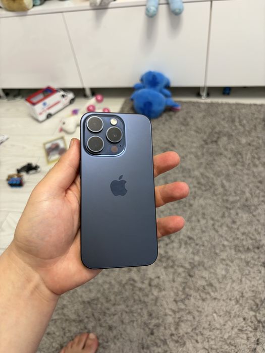 Vand iphone 15 pro pentru piese