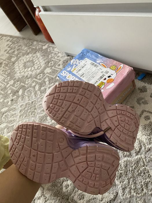 Продам нвоые детские кроссовки