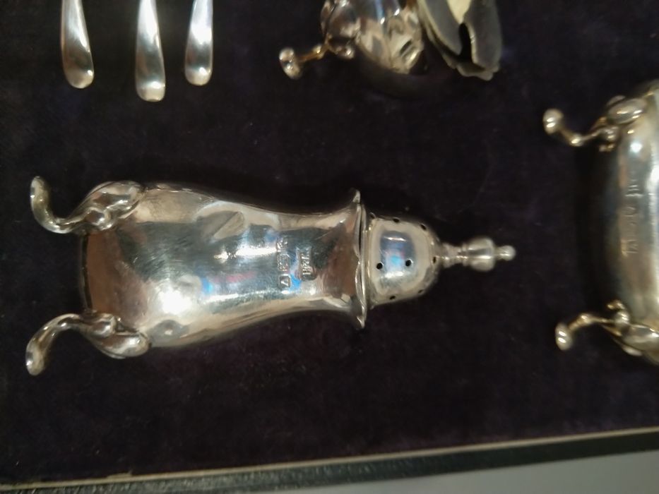 Продавам сребърен Английски сет за хайвер и подправки  1920 година