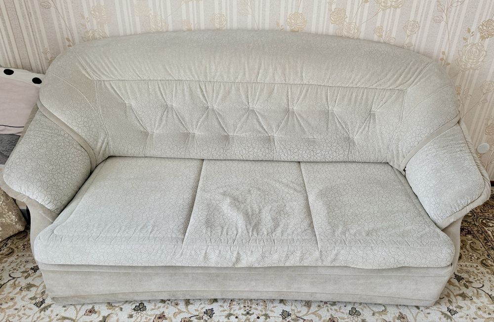 Диван, кровать, столы и разная мебель и техника для дома