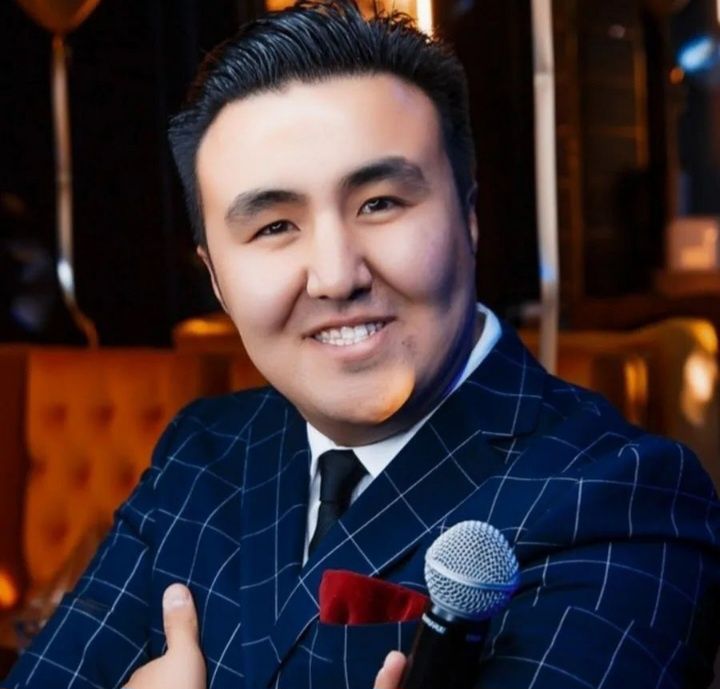 Ведущий Тамада с музыкантом