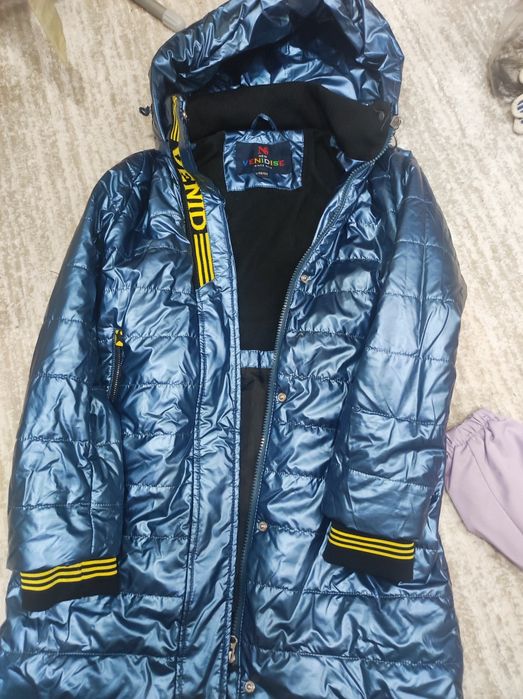 Продам куртки и зимнюю шапку девочки.