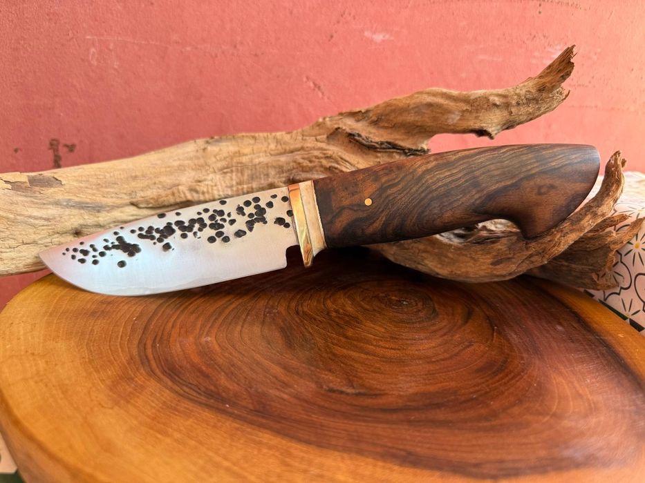Ножът е изработен от френска стомана Т5 
Дръжката е от корен орех,кост