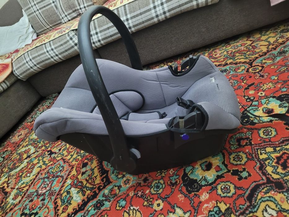 Автокресло серого цвета