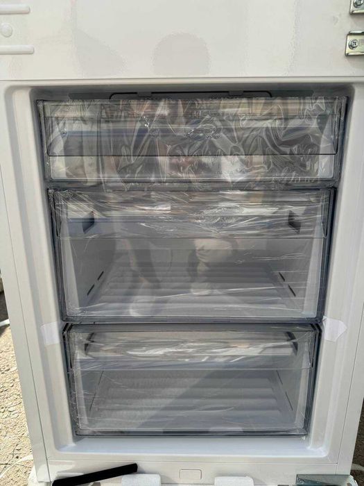 Холодильник встраиваемый Hisense объем 309 л Wi-Fi Metal-Tech Cooling