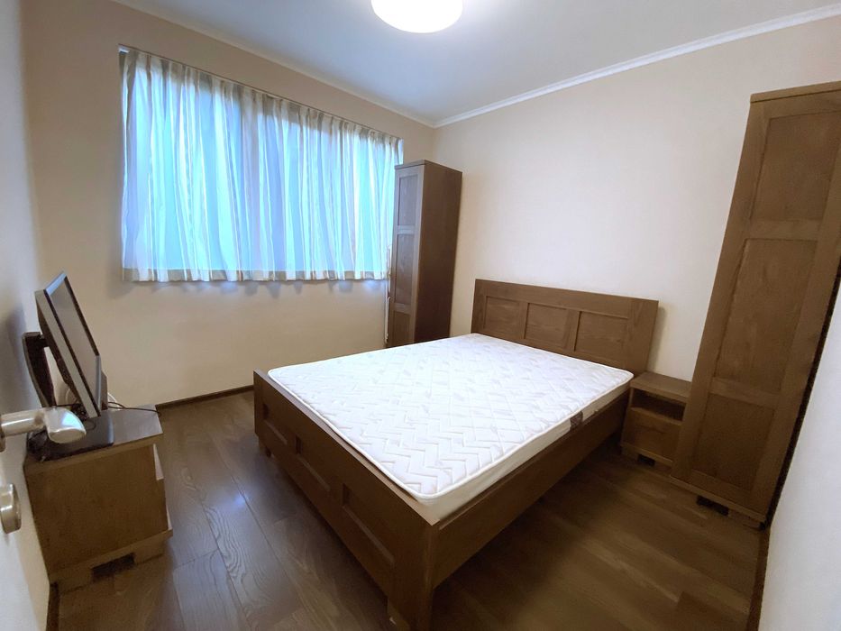 Спалня с матрак, нощни шкафчета и 2 гардероба от масивно дърво