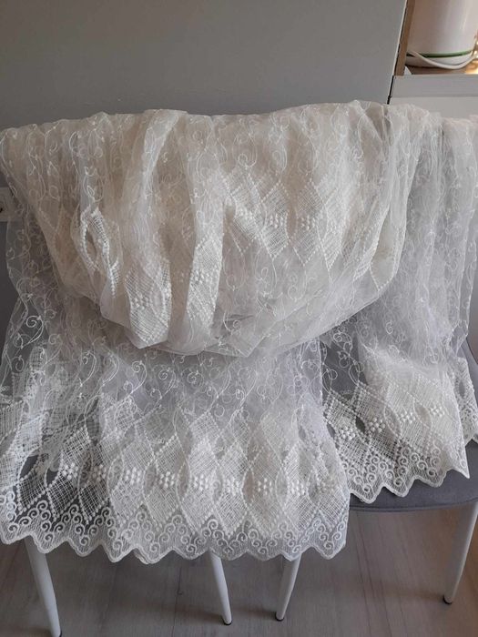 Чаршафи.Покривки за легло.Бели  копринени плътни завеси.