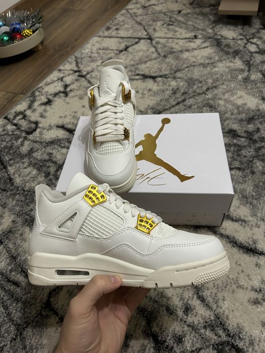 Jordan 4 Retro metalic gold