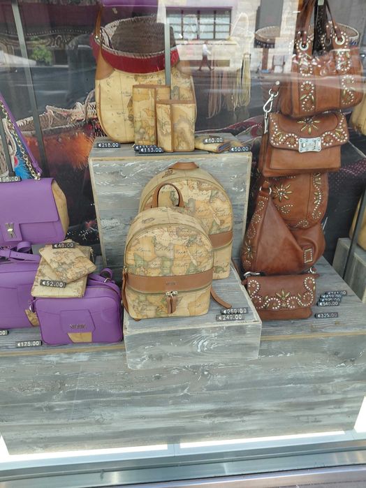 Комплект чанти и раничка от италианската луксозна серия Alviero Martini 1a Classe