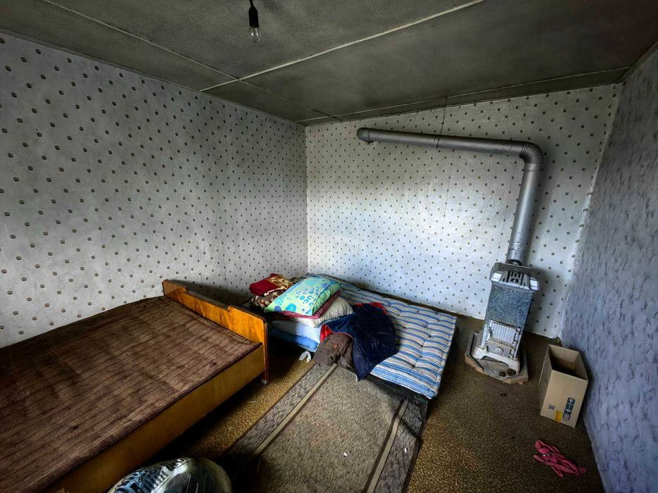 Едноетажна къща с голям двор в централната част на с. Ясеновец