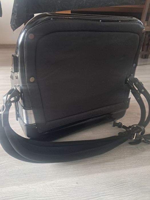 Vînd  armonica sîrbeasca