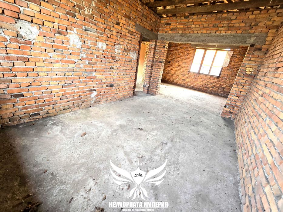 Продавам двуетажна къща 175РЗП и двор 890кв.м. с гараж в с.Кочево