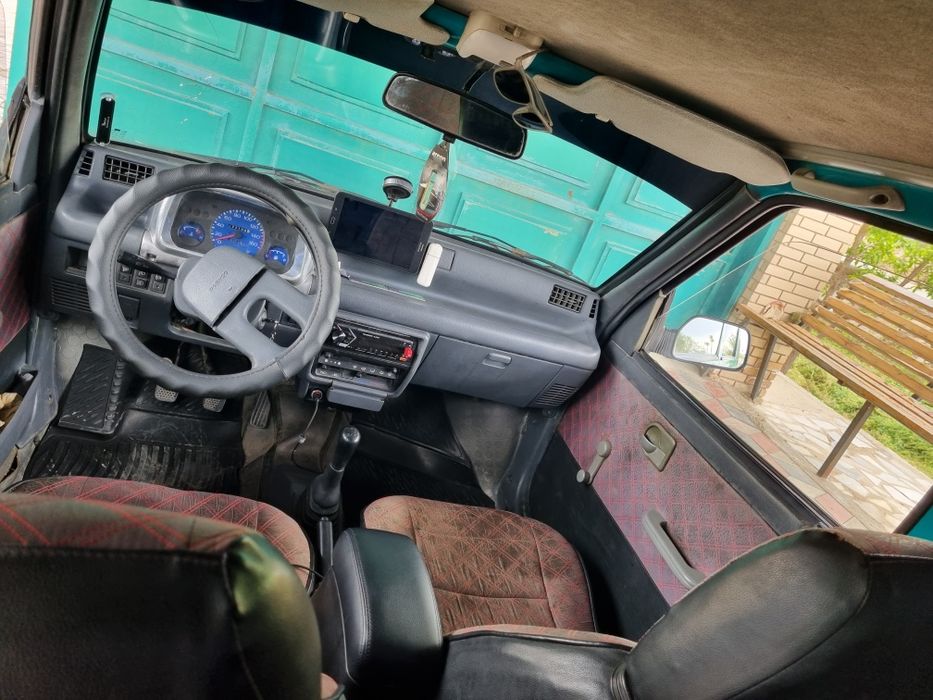 Avtomobil Tico zur holatda Mashina Yurib turibdi yaxshi mashina urilma