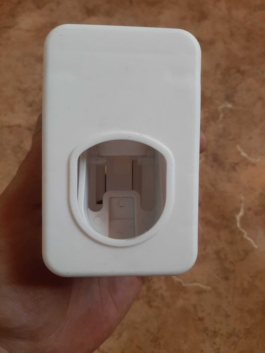Дозатор зубной пасты.