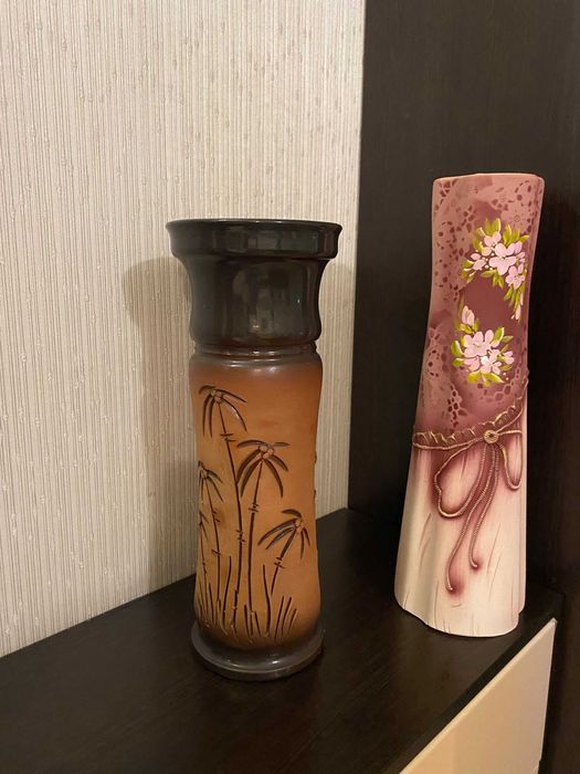 Две керамические вазы